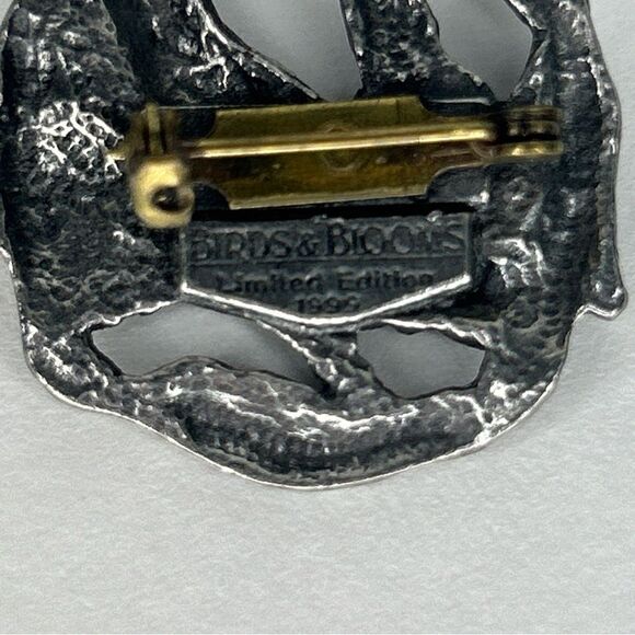VINTAGE PEWTER BIRDS AND BLOOMS UNIQUE BIRD PIN 1999 EDITION - Picture 4 of 4